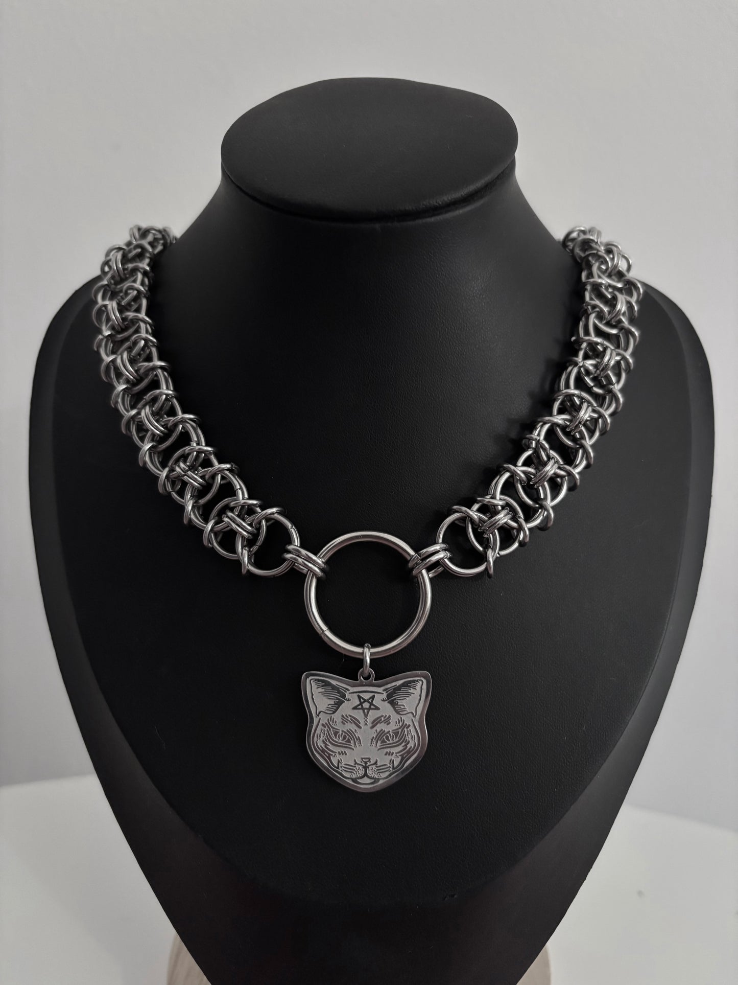 « Evil cat choker »