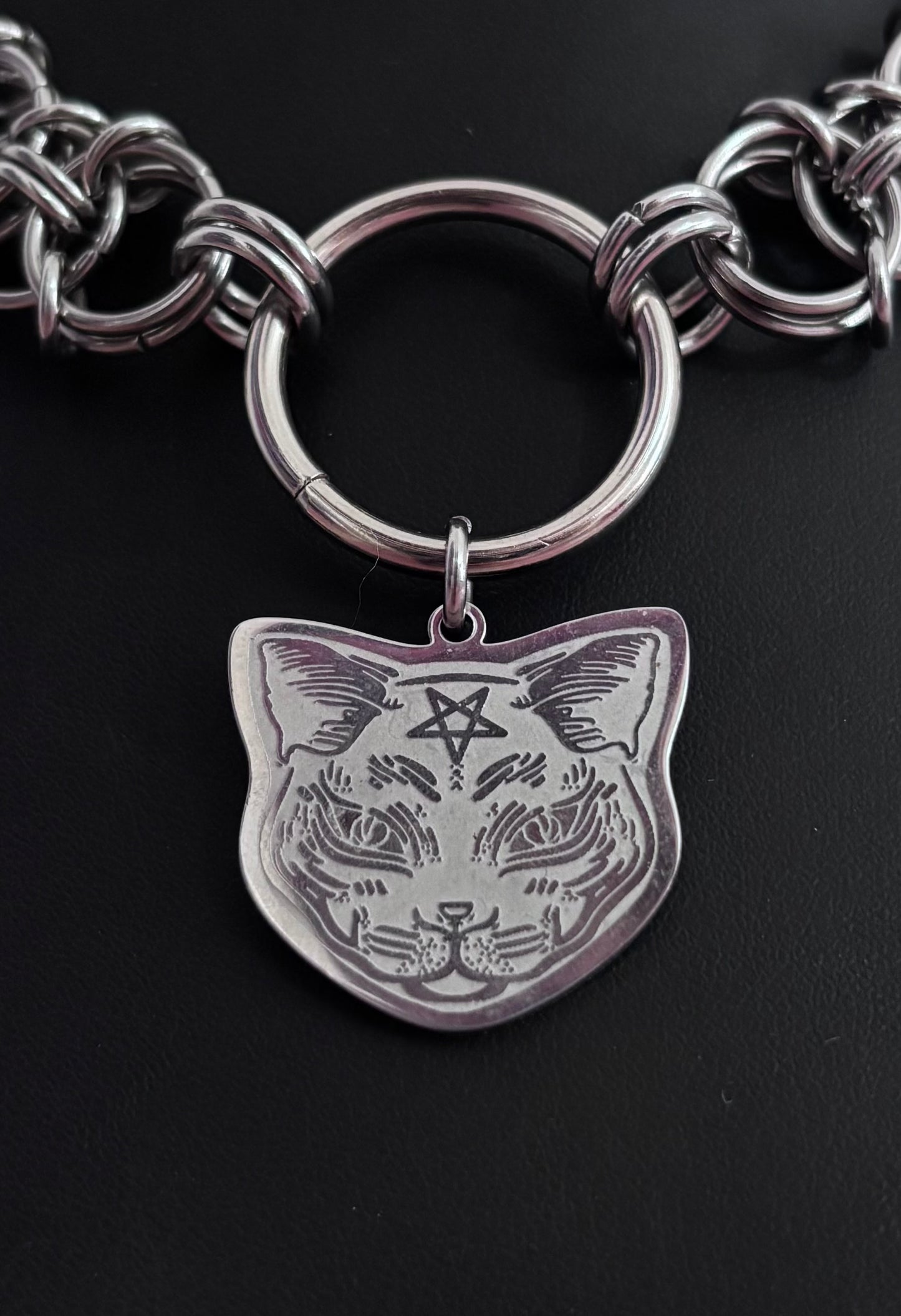 « Evil cat choker »